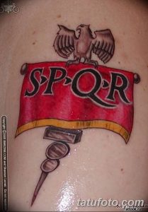 Фото тату: красный римский штандарт с надписью SPQR и бритва с зеркалом на фоне. Необычный дизайн, символизм, яркие цвета.