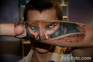Фото тату с изображением спартанского воина на предплечье. Реалистичный портрет с детальной проработкой лица и доспехов.