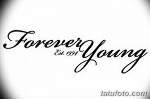 Эскиз татуировки с надписью 'Forever Young' и датой 'Est. 1994'. Рисунок выполнен в черных тонах.