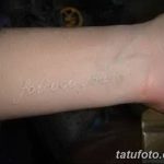 Фото тату с белой надписью 'Forever Young' на запястье. Татуировка выполнена в минималистичном стиле.