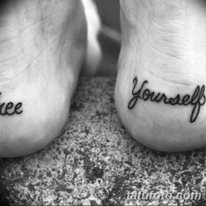 Фото тату с надписями 'Free Yourself' на стопах двух людей. Простой, лаконичный дизайн и черные чернила.