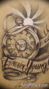 Фото эскиза татуировки 'Forever Young' с изображением карманных часов и декоративных элементов. Детальный и оригинальный рисунок.