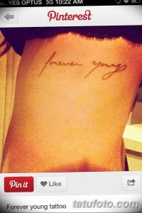 Фото простой татуировки надписи 'Forever Young' выполненной на женской груди.