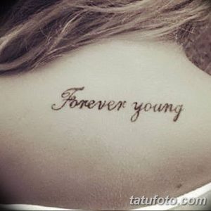 Фото нежной татуировки надписи 'Forever Young' выполненной на ключице.