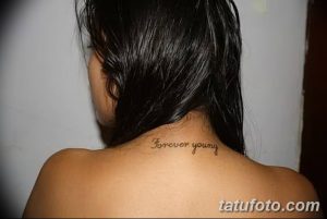 Фото минималистичной татуировки надписи 'Forever Young' выполненной на женской шее.