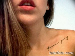 Фото тату на ключице: надпись 'forever young' выполненная изящным черным шрифтом.