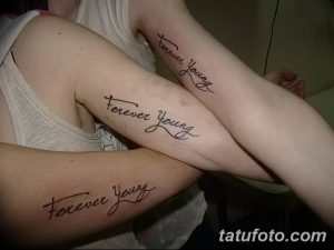 Фото двух татуировок на предплечьях: надпись 'Forever Young' выполненная черным контуром, на обоих руках.