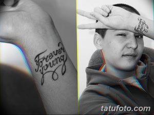 Фото тату с надписью 'Forever Young' на предплечье, показанное на двух фотографиях. Черный шрифт на светлой коже, одна фотография с человеком.