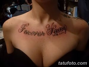 Фото тату с надписью 'Forever Young' и датой на груди, выполненной в коричневых тонах. Элегантный шрифт на светлой коже.