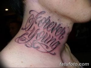 Фото тату на шее: стилизованная надпись 'forever young', выполненная в фиолетовом цвете с изящными завитушками, в каллиграфическом стиле.