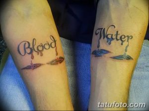 Фото парных тату на запястьях: надпись "Blood" с изображением капли крови и надпись "Water" с изображением капли воды. Детализированный рисунок татуировки.
