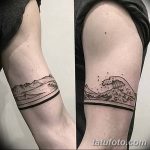 Фото тату: минималистичный рисунок волны и гор, выполненный в технике line work на предплечье. Четкие линии и лаконичный дизайн.