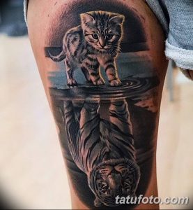Фото реалистичной татуировки на руке, изображающей котенка, смотрящегося в воду, где отражается тигр.