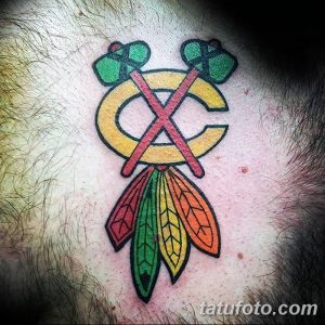 Фото татуировки с логотипом хоккейной команды Chicago Blackhawks на голове мужчины. Яркий и четкий рисунок с использованием фирменных цветов команды.