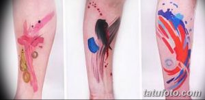 Фото тату: три предплечья с абстрактными рисунками, выполненными яркими мазками краски розового, синего и красного цветов. Современный стиль татуировки.