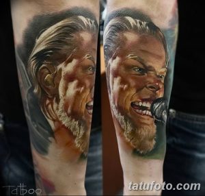 Фото реалистичной портретной татуировки Джеймса Хетфилда, вокалиста Metallica, на руке. Детализированное изображение лица, волос и бороды.
