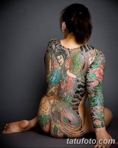 Фото тату: масштабная японская татуировка ирэн (irezumi) на спине, руках и плечах. Изображение гейши, дракона и цветов.