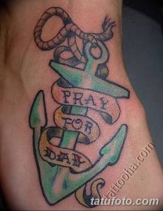 Фото татуировки якоря на руке с надписью "Pray for Dad". Классический морской эскиз тату в старой школе.
