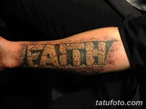 Фото тату надписи 'FAITH' (Вера) на руке, выполненной в стиле 3D с эффектом разрушенного камня. Объемный рисунок татуировки.