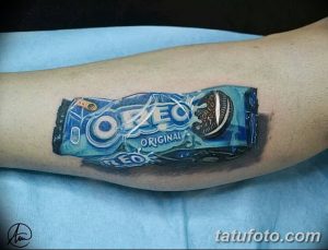 Фото татуировки упаковки печенья Oreo на руке. Гиперреалистичный рисунок с проработкой деталей и текстуры упаковки.