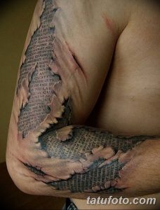 Фото тату на руке, имитирующее разорванную кожу, из-под которой видны страницы старинной книги, выполненное в реалистичном стиле с использованием серых и коричневых оттенков.