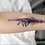 Фото тату: Реалистичное изображение молнии, разрывающей кожу на предплечье. Черно-серые тона, эффект 3D, иллюзия объема. Уникальный и шокирующий рисунок татуировки.