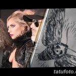 Фотография Леди Гаги рядом с эскизом татуировки мотылька с черепом. Черно-белое изображение, демонстрирующее процесс создания рисунка татуировки.