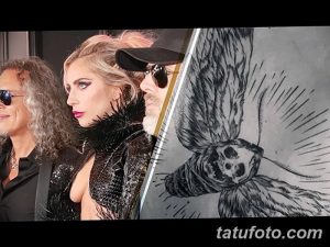 Фотография Леди Гаги рядом с эскизом татуировки мотылька с черепом. Черно-белое изображение, демонстрирующее процесс создания рисунка татуировки.