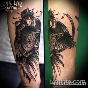 Фотография татуировки с изображением гарпии, выполненной в стиле blackwork. Четкие линии, контрастные тени и мистическая атмосфера.