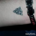 Фото небольшой татуировки кельтского узла на запястье. Простой, но элегантный рисунок в серо-зеленых тонах, идеально подходящий для первого тату.