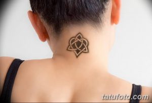 Фото минималистичной татуировки кельтского узла на затылке. Небольшой, изящный рисунок в коричневых тонах, идеально подходящий для женщин.