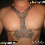 Фото большой кельтской татуировки, покрывающей грудь и плечи. Сложный узор из кельтских узлов выполнен в серых тонах.