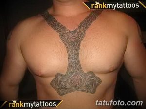 Фото большой кельтской татуировки, покрывающей грудь и плечи. Сложный узор из кельтских узлов выполнен в серых тонах.