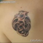 Фото тату кельтского кота на плече. Сложный узор, переплетающиеся линии, кельтский стиль, символ силы и мудрости.