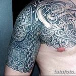 Фото тату: Большая кельтская татуировка, покрывающая плечо и часть груди мужчины. Сложный узор, выполненный в черно-серых тонах.