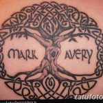 Фото тату: Татуировка древа жизни в кельтском стиле с именами "Mark" и "Avery". Черно-серый рисунок на спине.