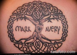 Фото тату: Татуировка древа жизни в кельтском стиле с именами "Mark" и "Avery". Черно-серый рисунок на спине.