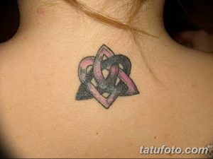 Фото тату кельтского трилистника на шее. Нежный, изящный рисунок татуировки в розово-серых тонах, выполненный в стиле традиционного кельтского орнамента.