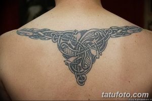 Фото тату кельтского узора на спине. Черно-серый рисунок, охватывающий верхнюю часть спины и плечи, демонстрирующий сложность и красоту кельтского орнамента.