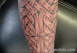 Фото татуировки кельтского плетения, выполненной в коричневых и серых тонах на руке. Сложный узор, покрывающий большую часть поверхности.