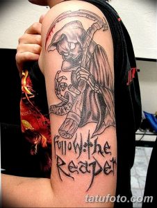 Фото татуировки Жнеца с косой и надписью "Follow the Reaper" на руке. Детализированный рисунок в черно-белых тонах.