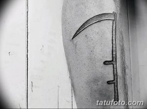Фото минималистичной татуировки косы на ноге. Тонкие линии и простой дизайн создают элегантный и стильный образ.