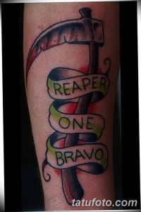 Фото тату Жнеца на предплечье в стиле олд скул с надписями 'REAPER', 'ONE', 'BRAVO' и красными акцентами.