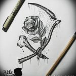 Эскиз татуировки розы с косой. Черно-белый рисунок с детализированной розой и косой, расположенной рядом.