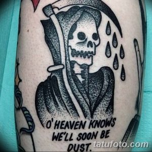 Фото тату косы на предплечье в стиле олд скул с надписью 'O' Heaven Knows We'll Soon Be Dust'. Черно-белый рисунок татуировки.