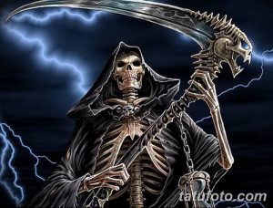 Яркая и детализированная татуировка Жнеца с косой на фоне бушующей грозы. Изображение выполнено в темных тонах с добавлением голубых вспышек молний.