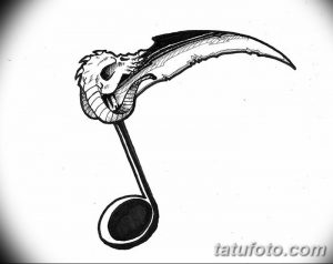 Черно-белый эскиз тату в виде музыкальной ноты, верхняя часть которой выполнена в форме черепа с косой. Оригинальный и мрачный дизайн.