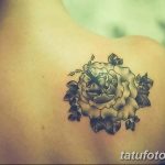 Фото тату розы с крестом на лопатке. Черно-белый рисунок, сочетающий символы любви, веры и надежды.