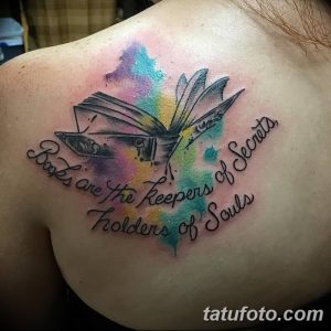 Фото тату на спине: открытая книга в стиле акварель с цитатой. Яркий и красочный рисунок татуировки для любителей чтения.