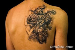Фото тату минотавра на спине мужчины. Реалистичный рисунок татуировки в черно-серых тонах, с проработкой деталей и теней. Идея для тату.